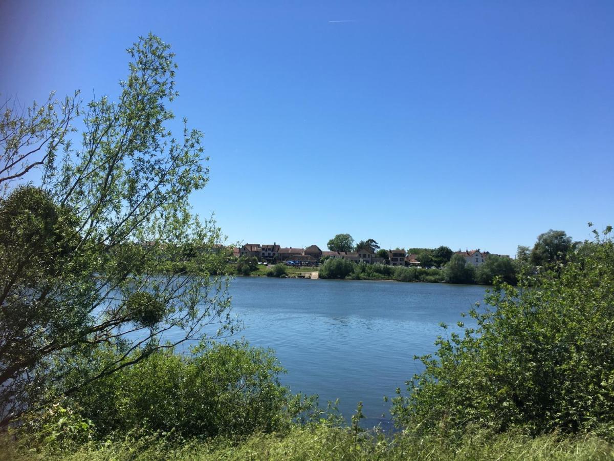 En Bord De Seine Bed & Breakfast Vetheuil Bagian luar foto